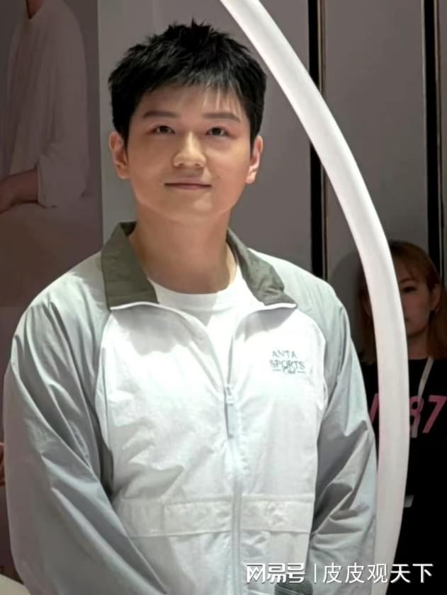 振东帅气亮相西子湖畔被唤小卡比兽pg电子网站“小胖”成“小瘦”樊(图2)