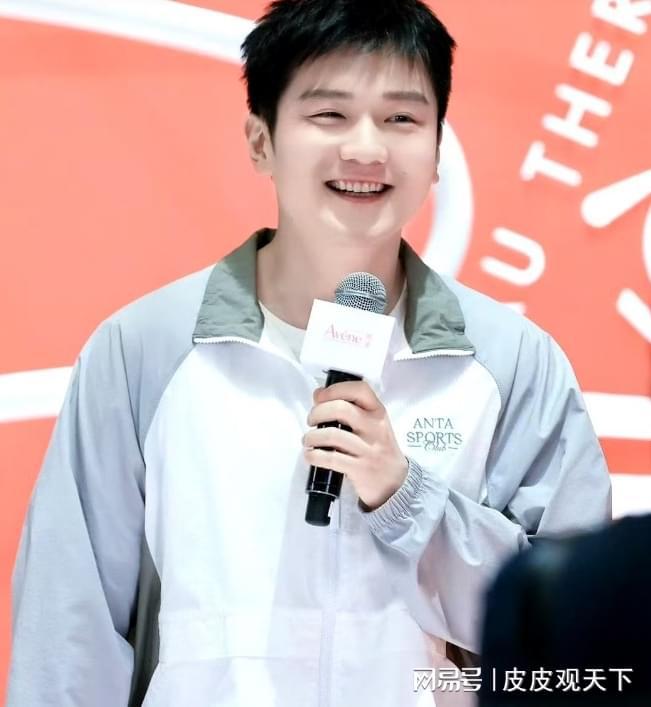 振东帅气亮相西子湖畔被唤小卡比兽pg电子网站“小胖”成“小瘦”樊(图5)